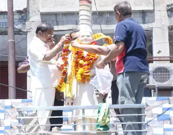 श्री लाल बहादुर शास्त्री जी की प्रतिमा का माल्यार्पण एवं उनका सम्मान